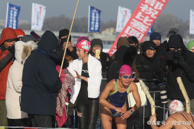 零下11度身穿泳装跳入冰冷江水 多国冬泳选手哈尔滨竞技